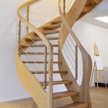 Elegantné ohýbané schodisko s tvarovými stĺpmi na nástupe. Štýl schodisku dodáva jemné kombinované zábradlie s nerezovými prútmi.