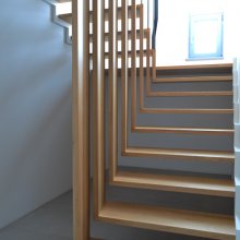 Moderné dizajnové schody so stupňami prepojenými do písmena "Z"