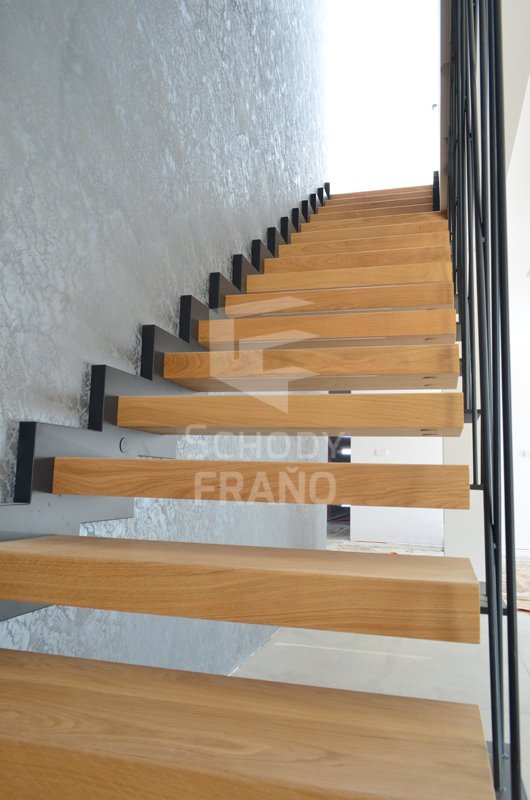 Nadštandarne hrubé stupne dávajú schodisku moderný vzhľad