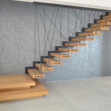 Moderné dizajové schody s oceľovou pavučinou.