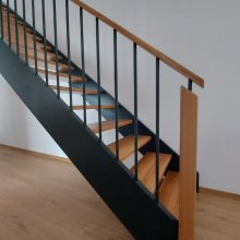 Moderné, priame, dubové schodisko so schodnicami a zábradlím antracit-dub