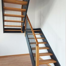 Kombinované samonosné schody v kombinácii dub a čierna
