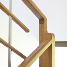 Dizajnové schodisko s plynulým prepojením stĺpov s madlom. Dub olejovaný. Pezinok