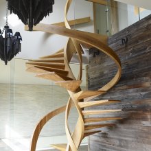 Unikátne kruhové, drevené schodisko evokujúce volne uložené stupne v priestore