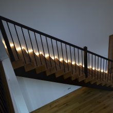 Trámové drevené schodisko s bočným LED podsvietním