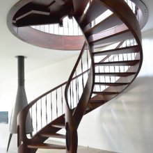 Štýlové ohýbané schodisko s tvarovými stĺpmi na nástupe. Zábradlie s kovanými tyčkami. Bratislava