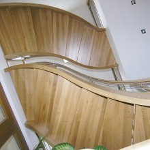 Kombinované ohýbané schodisko. Zábradlie drevo/nerez - Kuchyňa